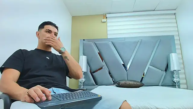 DAVID VICTORIAA online show from April 21, 2026, 12:56 pm