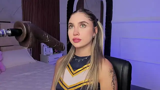 Snapshot of EmiilyHendriixx chatting on February 12, 2025, 9:11 pm EmiilyHendriixx online show from February 12, 2025, 9:11 pm