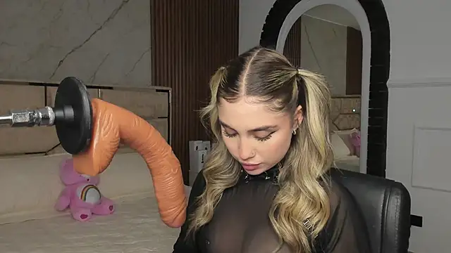Snapshot of EmiilyHendriixx chatting on February 25, 2025, 7:38 pm EmiilyHendriixx online show from February 25, 2025, 7:38 pm