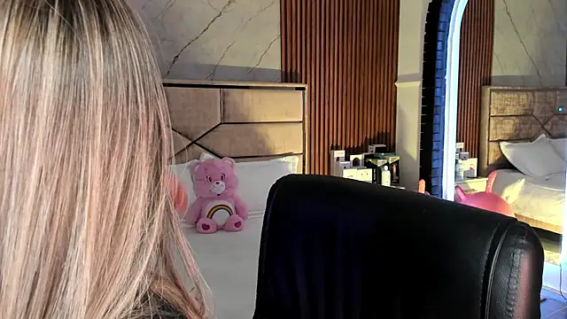 Snapshot of EmiilyHendriixx chatting on September 20, 2025, 8:14 pm EmiilyHendriixx online show from September 20, 2025, 8:14 pm