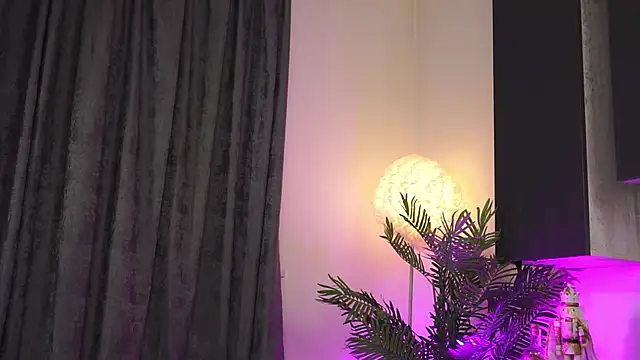 Snapshot of amiraroshen chatting on September 22, 2025, 6:47 pm amiraroshen online show from September 22, 2025, 6:47 pm