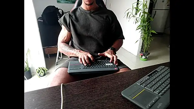 Snapshot of Adam_Valenciia chatting on June 6, 2026, 8:47 pm Adam Valenciia online show from June 6, 2026, 8:47 pm