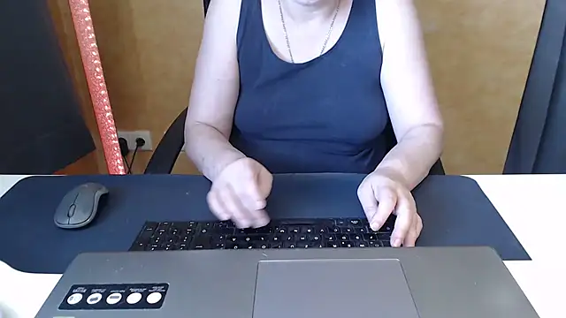 Snapshot of Sweet_Phoenix chatting on July 4, 2026, 9:04 am Sweet Phoenix online show from July 4, 2026, 9:04 am