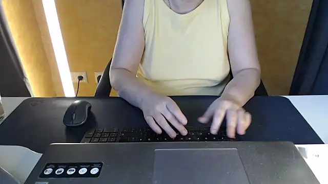 Snapshot of Sweet_Phoenix chatting on June 5, 2026, 7:14 am Sweet Phoenix online show from June 5, 2026, 7:14 am