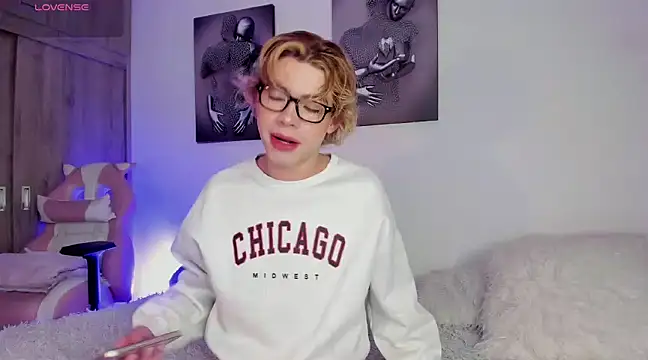 Snapshot of Henophiid chatting on February 7, 2025, 10:50 am Henophiid online show from February 7, 2025, 10:50 am