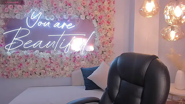 NiaSalvatore online show from September 10, 2025, 6:18 pm