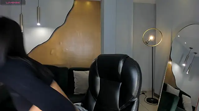 NiaSalvatore online show from February 5, 2026, 3:24 am