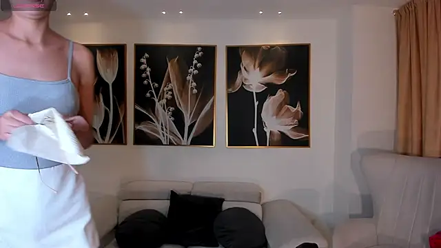 NiaSalvatore online show from October 18, 2025, 6:43 pm