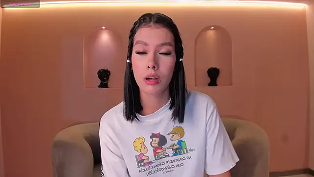 NiaSalvatore online show from September 24, 2025, 6:25 pm