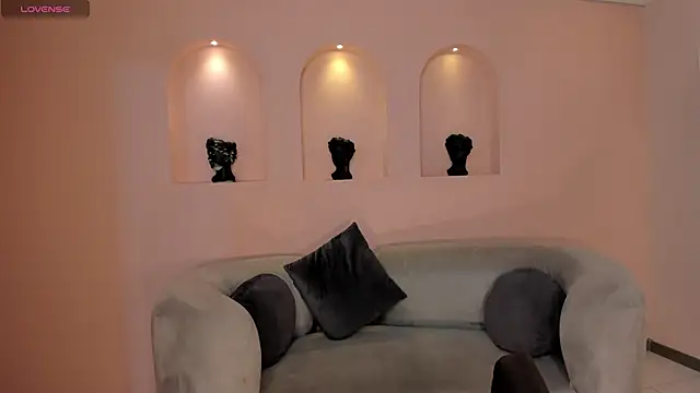 NiaSalvatore online show from October 31, 2025, 6:59 pm