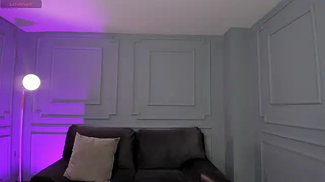 NiaSalvatore online show from November 26, 2025, 7:14 pm