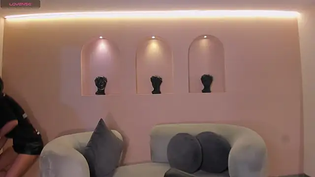 NiaSalvatore online show from September 22, 2025, 7:20 pm