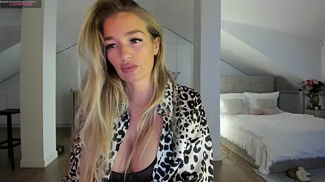 Yourhotqueeen online show from November 17, 2025, 10:58 pm