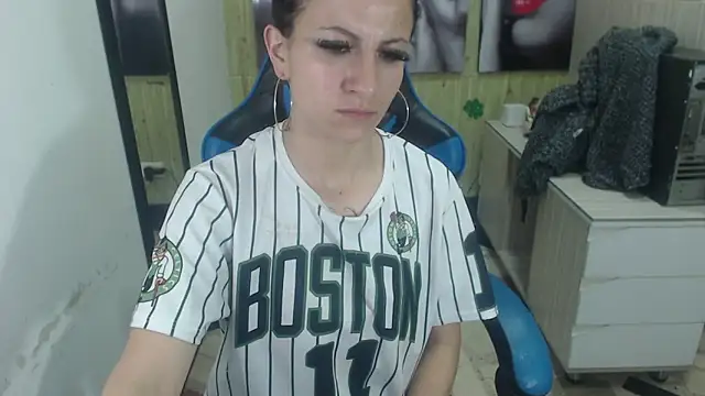 Snapshot of Anniee_x chatting on February 28, 2025, 1:03 pm Anniee x online show from February 28, 2025, 1:03 pm