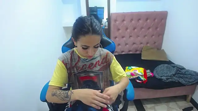 Snapshot of Anniee_x chatting on March 13, 2025, 12:35 pm Anniee x online show from March 13, 2025, 12:35 pm