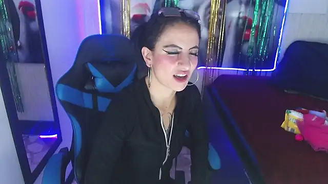Snapshot of Anniee_x chatting on March 22, 2025, 11:21 am Anniee x online show from March 22, 2025, 11:21 am