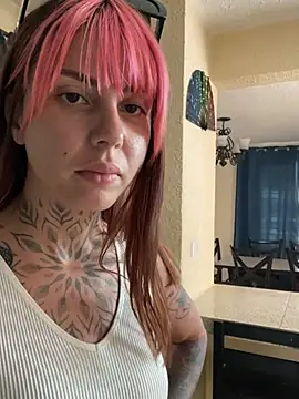 Izy cute  online show from April 21, 2026, 7:09 pm