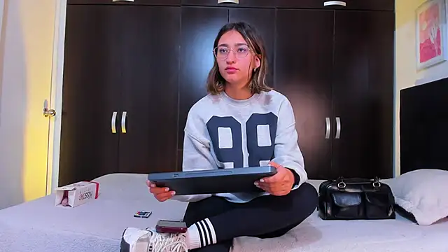 Snapshot of irirs_rouse chatting on February 12, 2025, 11:18 am irirs rouse online show from February 12, 2025, 11:18 am