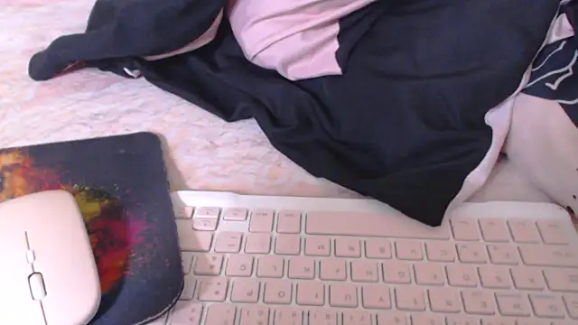 loirascorpio online show from November 19, 2025, 1:22 pm