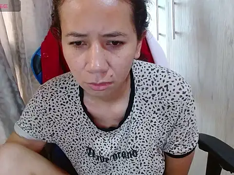 Danielagomez33 online show from April 15, 2026, 12:32 pm