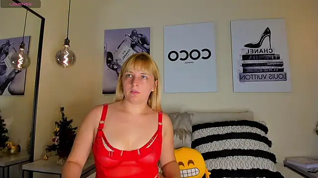 Snapshot of Blue_Angell chatting on December 13, 2025, 11:00 pm Blue Angell online show from December 13, 2025, 11:00 pm