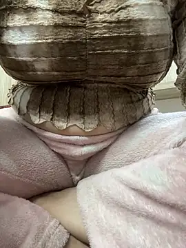 Snapshot of Red-Magic-25 chatting on February 15, 2025, 7:27 am Red-Magic-25 online show from February 15, 2025, 7:27 am