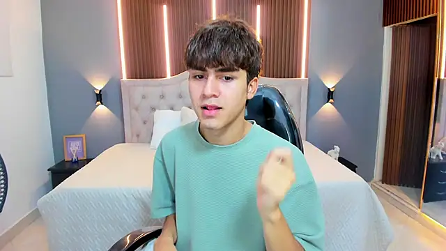 Tommy18   online show from October 1, 2025, 3:22 am