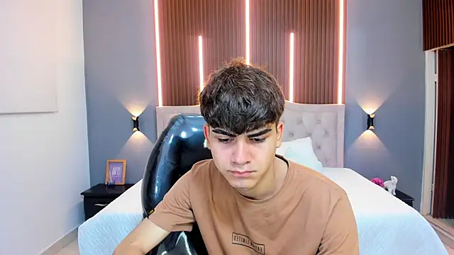 Tommy18   online show from October 15, 2025, 3:27 am