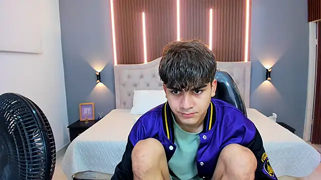 Tommy18   online show from September 14, 2025, 3:29 am