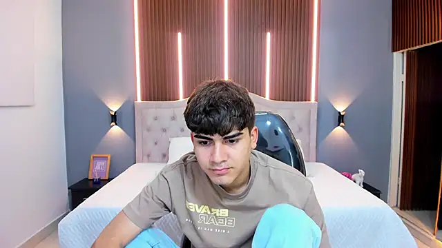 Tommy18   online show from October 17, 2025, 3:32 am