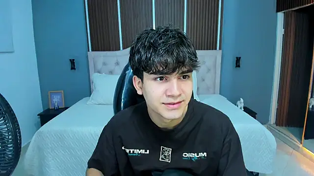 Tommy18   online show from September 30, 2025, 3:34 am