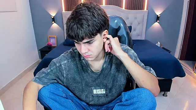 Tommy18   online show from April 19, 2026, 3:40 am