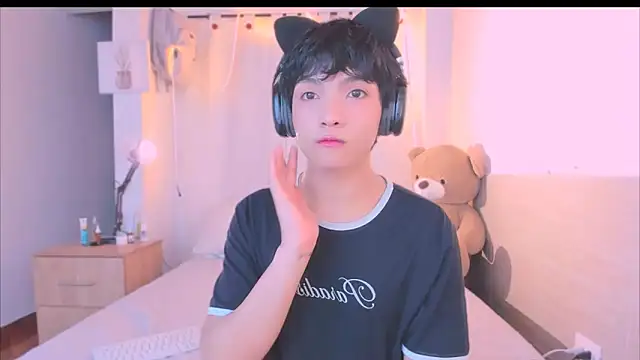 AllanYong18 online show from October 16, 2025, 7:05 am