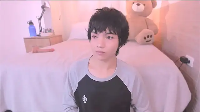 AllanYong18 online show from September 16, 2025, 2:18 pm