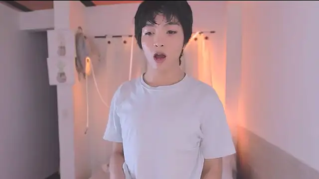 AllanYong18 online show from September 13, 2025, 6:35 am