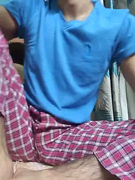 TOPMOON001 online show from April 15, 2026, 7:29 pm