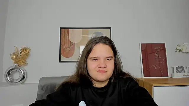 AdeleCruz online show from March 3, 2025, 1:23 pm