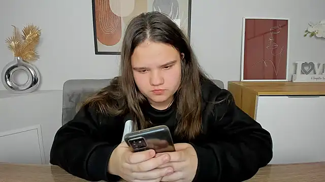 AdeleCruz online show from March 4, 2025, 1:06 pm