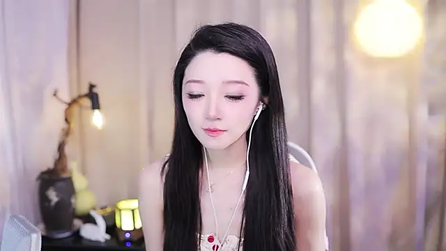 Snapshot of Zoe-99 chatting on December 15, 2025, 12:44 pm Zoe-99 online show from December 15, 2025, 12:44 pm