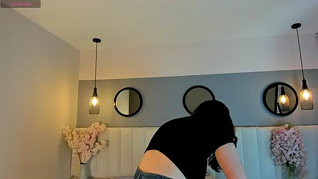 chelsea bolton  online show from March 5, 2026, 12:35 pm