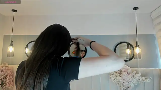 chelsea bolton  online show from April 9, 2026, 12:22 pm