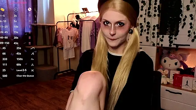 Emily  Mooree online show from October 4, 2025, 7:32 am