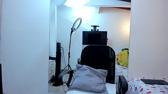 Snapshot of KarenSims chatting on November 21, 2025, 11:42 am KarenSims online show from November 21, 2025, 11:42 am