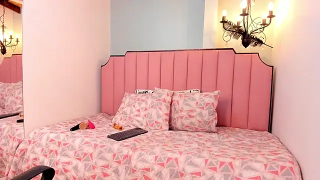 Snapshot of KarenSims chatting on December 5, 2025, 9:41 am KarenSims online show from December 5, 2025, 9:41 am