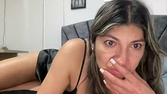 Snapshot of LunaBeya chatting on February 9, 2026, 12:14 pm LunaBeya online show from February 9, 2026, 12:14 pm