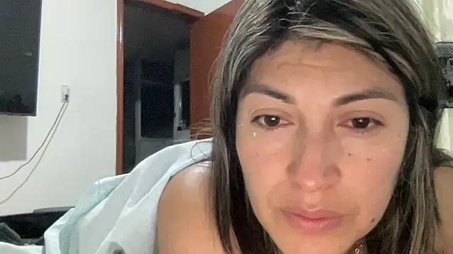 Snapshot of LunaBeya chatting on November 28, 2025, 4:23 am LunaBeya online show from November 28, 2025, 4:23 am