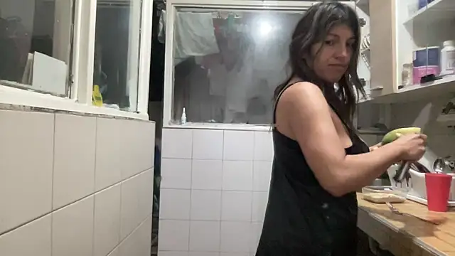 Snapshot of LunaBeya chatting on February 5, 2026, 12:34 pm LunaBeya online show from February 5, 2026, 12:34 pm