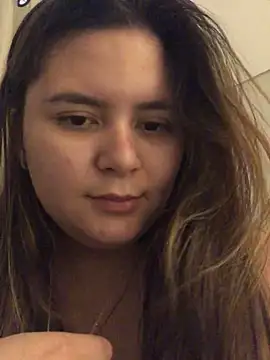 Snapshot of julinha2311 chatting on February 14, 2025, 11:10 am julinha2311 online show from February 14, 2025, 11:10 am