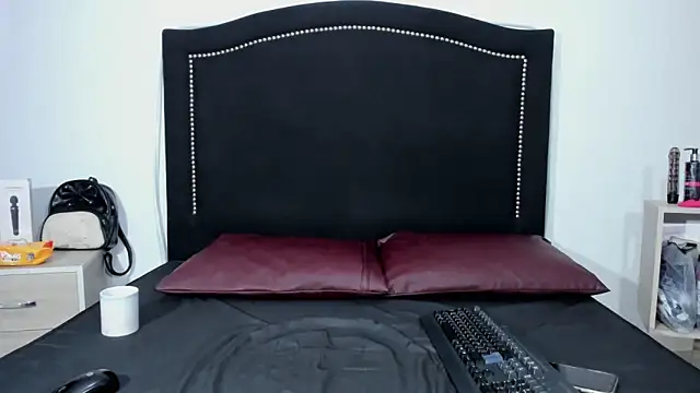 EmmySweett2 online show from April 15, 2026, 1:37 pm