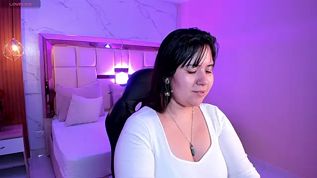 Snapshot of zoes_milee chatting on November 14, 2025, 11:14 am zoes milee online show from November 14, 2025, 11:14 am